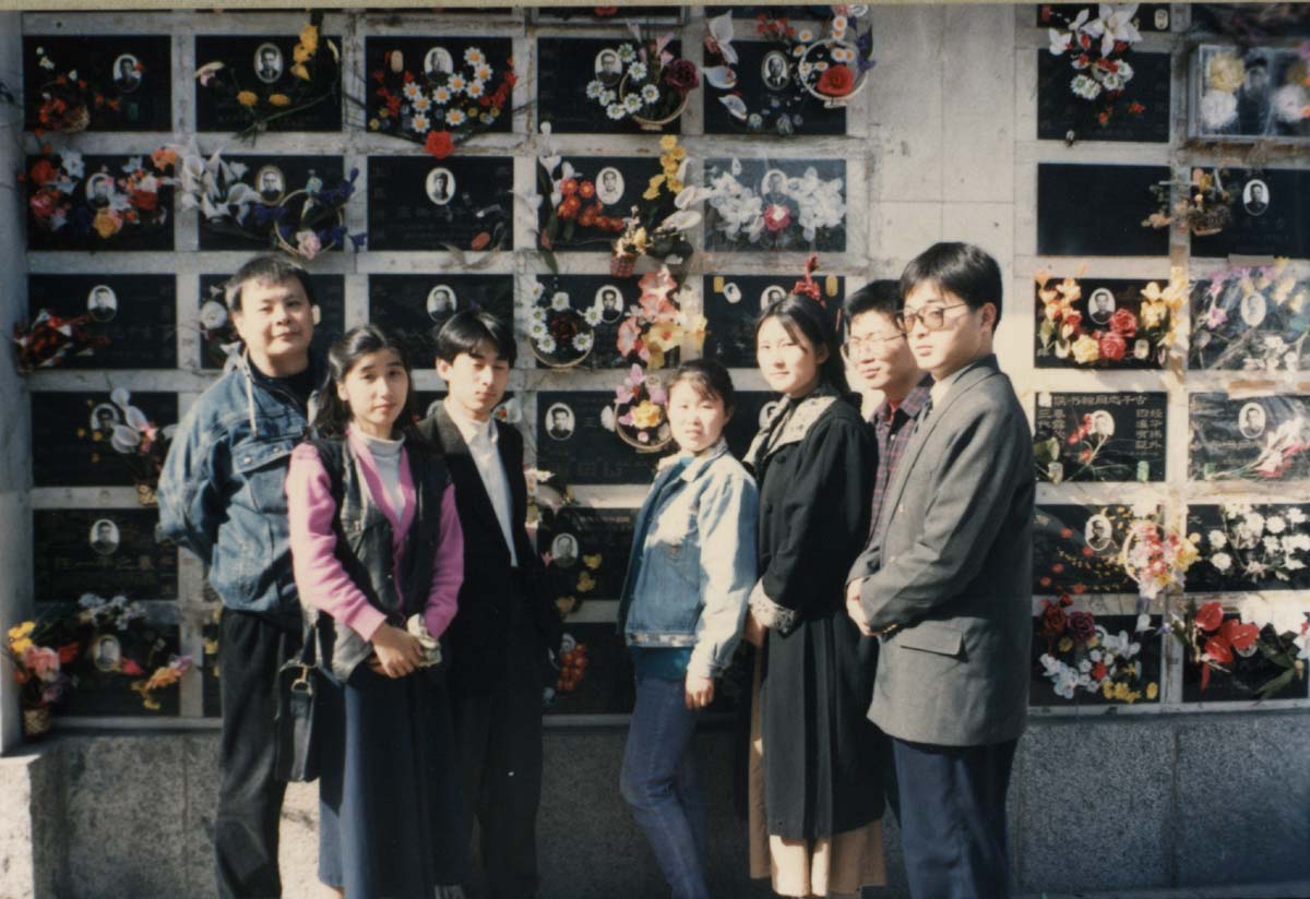 孟昭晋带星空网页版登录入口学生拜谒王重民墓